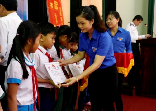 Đồng chí Phạm Thị Thanh- Phó Bí thư Thường trực Tỉnh đoàn trao học bổng cho các em học sinh